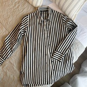 Zara black and white stripped button down shirt size Small (US 4)